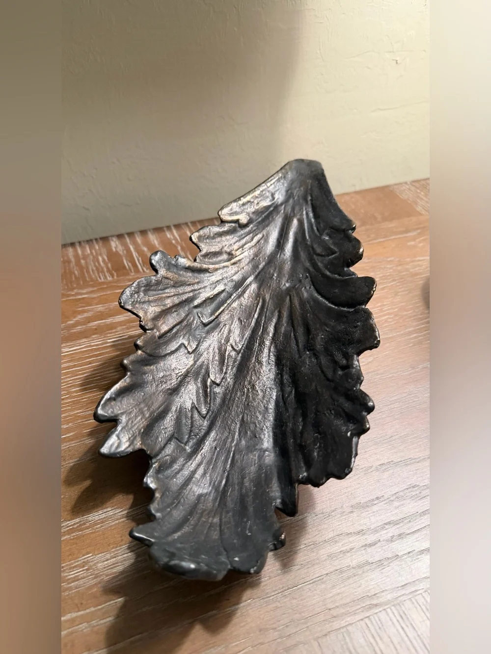 Antique-Style Dark Bronze Leaf table/trait holder